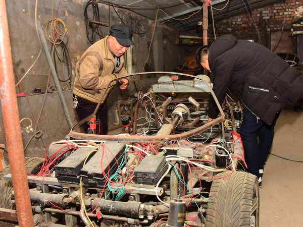 பேரனுக்காக 3 குட்டி லம்போர்கினி கார்களை உருவாக்கிய சீன விவசாயி!!