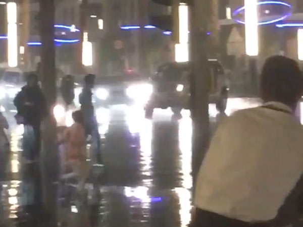 காரில் சாகசம் புரிந்த இளைஞர்கள் தெருவை கூட்ட உத்தரவிட்ட துபாய் மன்னர்!!