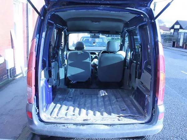  செல்ல நாயுடன் உலகை தன்னந்தனியாக சுற்றி வரும் இளம்பெண்!!