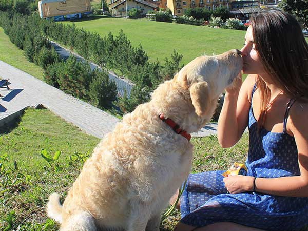  செல்ல நாயுடன் உலகை தன்னந்தனியாக சுற்றி வரும் இளம்பெண்!!