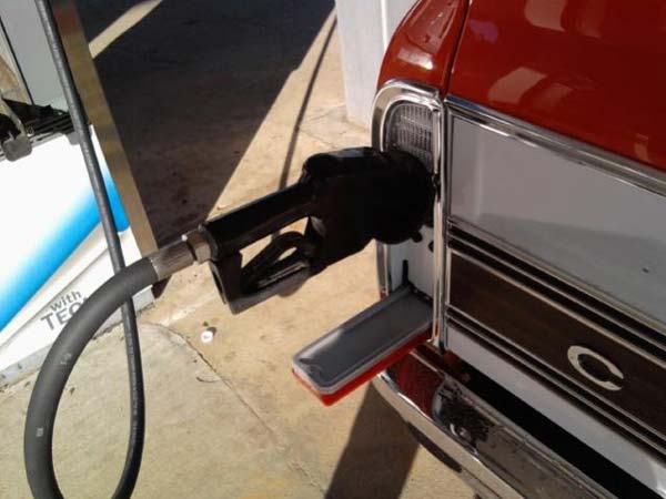 காரில் எரிபொருள் டேங்க் மூடி ஏன் பக்கவாட்டில் கொடுக்கப்படுகிறது தெரியுமா?