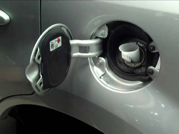 காரில் எரிபொருள் டேங்க் மூடி ஏன் பக்கவாட்டில் கொடுக்கப்படுகிறது தெரியுமா?