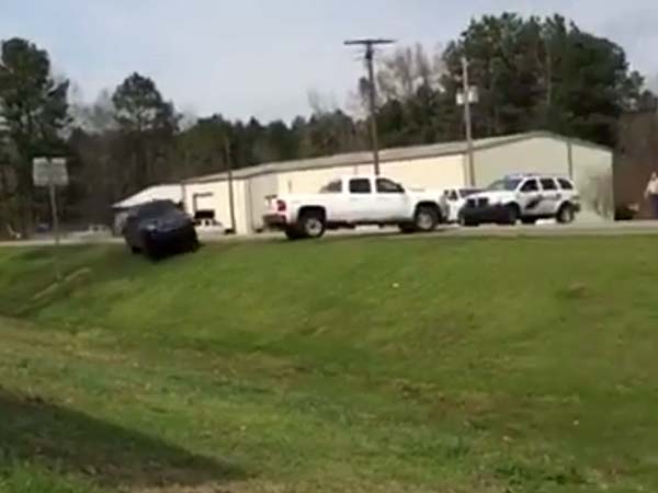 போலீசாரிடம் சிக்காமலிருக்க தாறுமாராக கார் ஓட்டிய சிறுவன்!