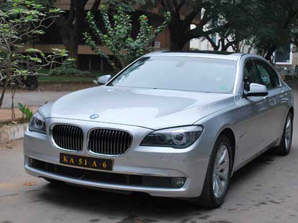 ரூ.3.2 கோடியில் மெர்சிடிஸ் மேபக் கார் வாங்கிய சலூன் கடை உரிமையாளர்!