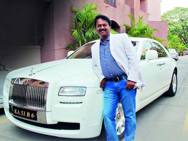 ரூ.3.2 கோடியில் மெர்சிடிஸ் மேபக் கார் வாங்கிய சலூன் கடை உரிமையாளர்!