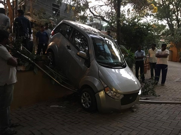 தடுப்பை உடைத்துக் கொண்டு பாய்ந்த மஹிந்திரா இ2ஓ கார்... 