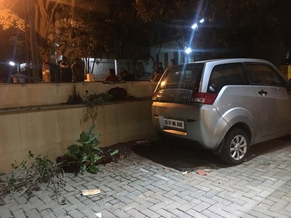தடுப்பை உடைத்துக் கொண்டு பாய்ந்த மஹிந்திரா இ2ஓ கார்... 