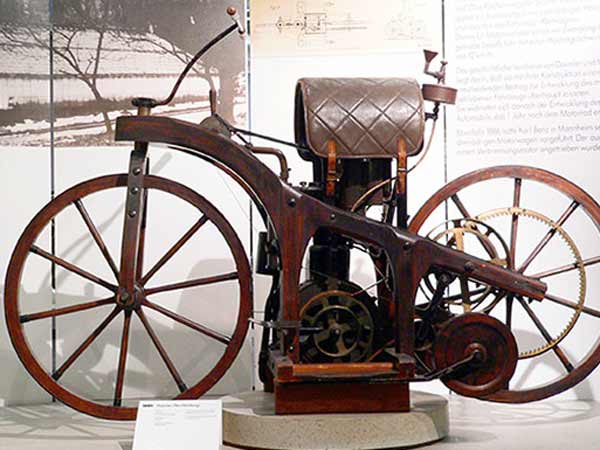 உலகின் முதல் மோட்டார் சைக்கிளின் மாதிரி இதுதான்! உலகின் முதல் மோட்டார் சைக்கிளின் மாதிரி இதுதான்!