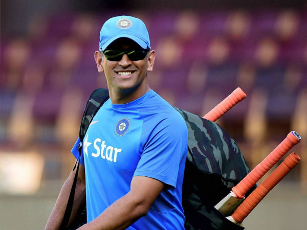 தோனியின் ஹம்மர் காரை வழிமறித்த ரசிகை! தோனியின் ஹம்மர் காரை வழிமறித்த ரசிகை!