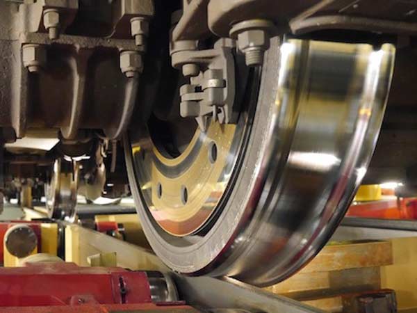 வளைவில் திரும்பும்போது ரயில்கள் கவிழாமல் செல்வதற்கான காரணம்?