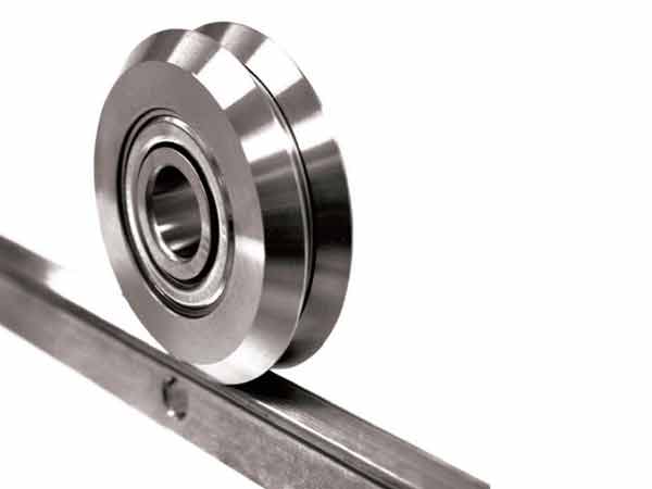 வளைவில் திரும்பும்போது ரயில்கள் கவிழாமல் செல்வதற்கான காரணம்?