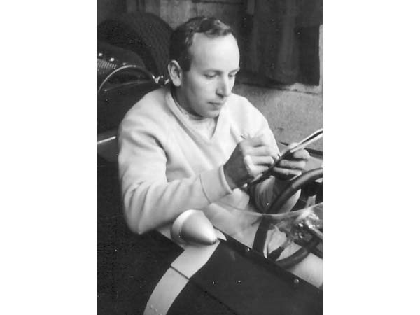 காற்றில் கரைந்த 'காற்றின் மைந்தன்' ஜான் சர்தீஸ்!