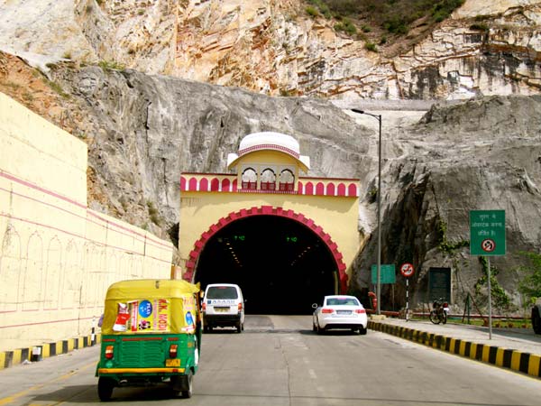 இந்தியாவின் முதல் சூப்பர் எக்ஸ்பிரஸ் சாலை பற்றிய சிறப்புத் தகவல்கள்!