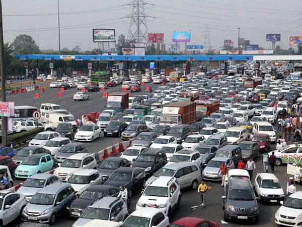 ரூ.40 க்கு பதில் 4 லட்சத்தை ஸ்வைப் செய்த சுங்கச்சாவடி ஊழியர்!