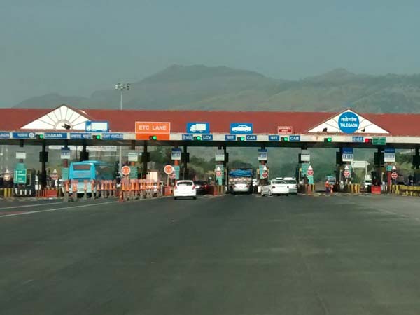 ரூ.40 க்கு பதில் 4 லட்சத்தை ஸ்வைப் செய்த சுங்கச்சாவடி ஊழியர்!