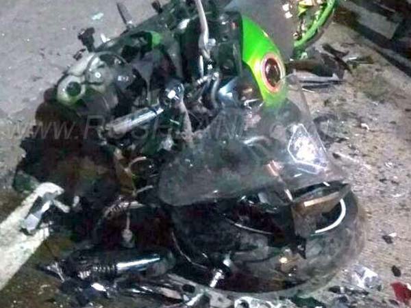 கார் மீது மோதி சுக்குநூறான கவாஸாகி சூப்பர் பைக்...!!