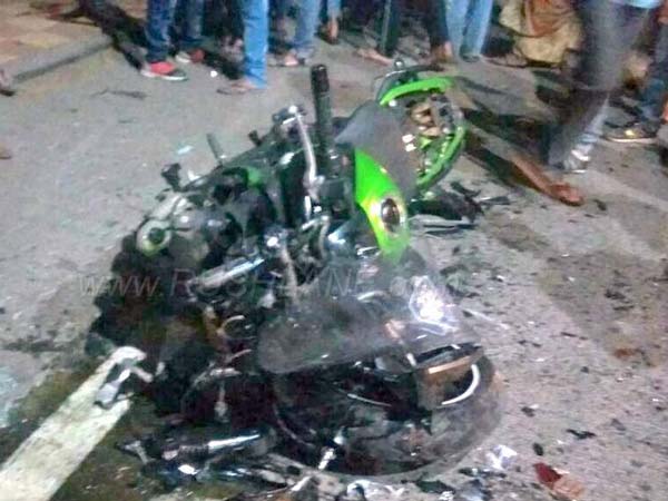 கார் மீது மோதி சுக்குநூறான கவாஸாகி சூப்பர் பைக்...!!