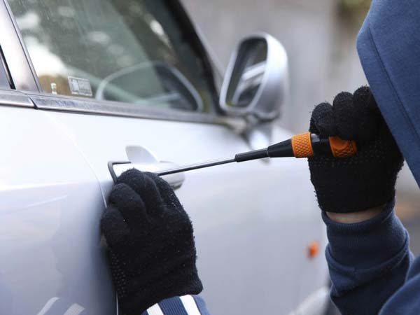 தனுஷின் ‘பொல்லாதவன்’ பட பாணியில் கார்களை திருடிய கும்பல்!