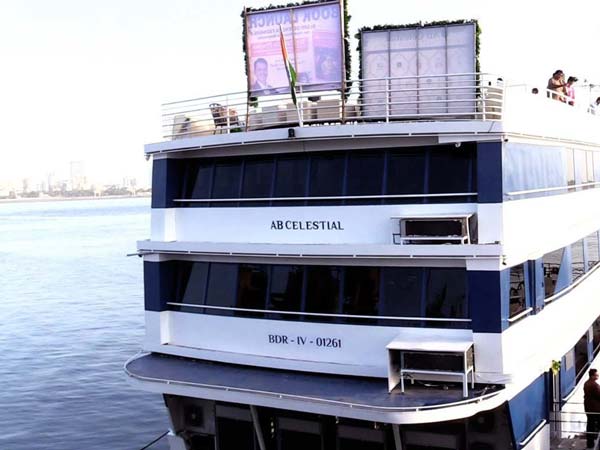 பிரம்மாண்ட கப்பலில் மும்பையின் முதல் மிதக்கும் ஹோட்டல்