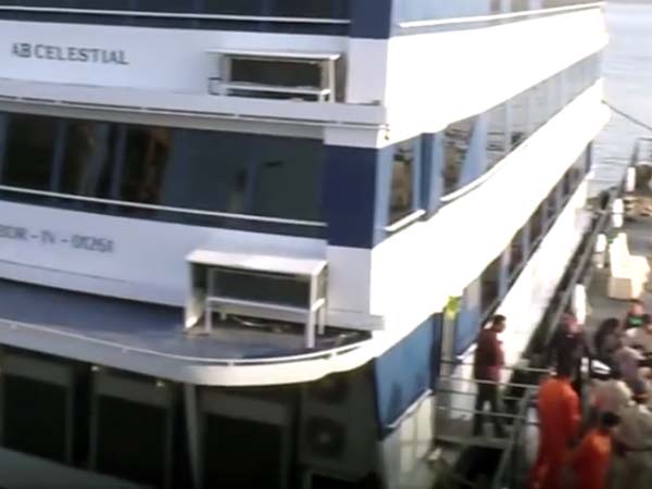 பிரம்மாண்ட கப்பலில் மும்பையின் முதல் மிதக்கும் ஹோட்டல்