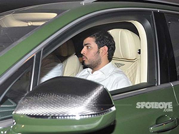 போட்டி போட்டு காஸ்ட்லியான கார்களை வாங்கி ஜூனியர் அம்பானிகள்!!