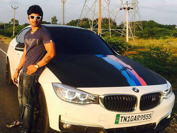 வெளியே வர முடியாமல் காருக்குள் சிக்கி உயிரிழந்த அஸ்வின் சுந்தர்...!!