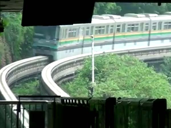 குடியிருப்புக்கிடையில் சென்று மறையும் சீனாவின் மேஜிக் இரயில்