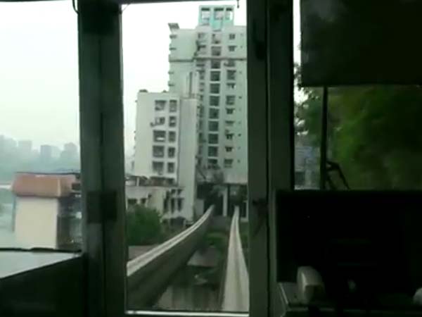 குடியிருப்புக்கிடையில் சென்று மறையும் சீனாவின் மேஜிக் இரயில்