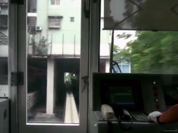 குடியிருப்புக்கிடையில் சென்று மறையும் சீனாவின் மேஜிக் இரயில்