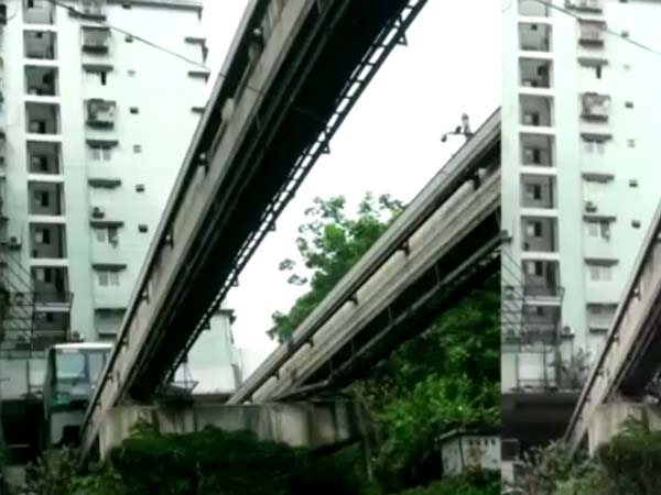 குடியிருப்புக்கிடையில் சென்று மறையும் சீனாவின் மேஜிக் இரயில்