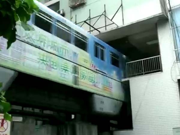 குடியிருப்புக்கிடையில் சென்று மறையும் சீனாவின் மேஜிக் இரயில்