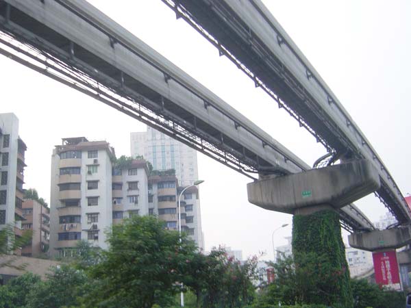 குடியிருப்புக்கிடையில் சென்று மறையும் சீனாவின் மேஜிக் இரயில்