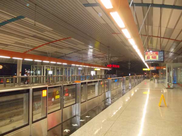 குடியிருப்புக்கிடையில் சென்று மறையும் சீனாவின் மேஜிக் இரயில்