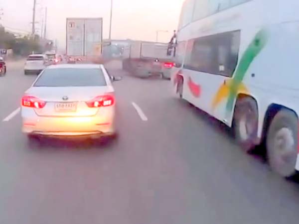 லாரியுடன் மோட்டார் சைக்கிள் மோதும் பரபரப்புக் காட்சி