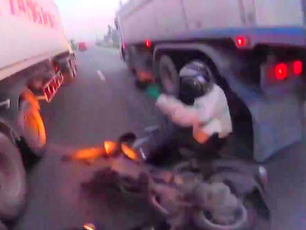 லாரியுடன் மோட்டார் சைக்கிள் மோதும் பரபரப்புக் காட்சி