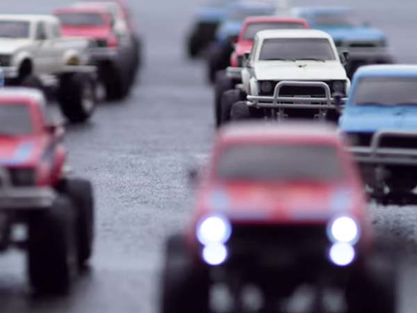 டொயோட்டா எஸ்யுவி காரை கட்டியிழுத்த மினியேச்சர் கார்கள் 