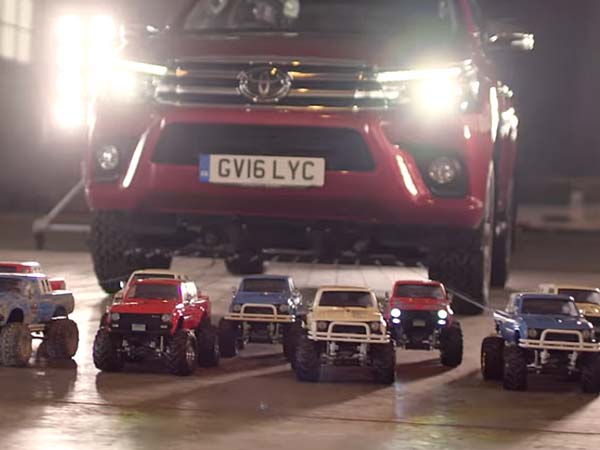 டொயோட்டா எஸ்யுவி காரை கட்டியிழுத்த மினியேச்சர் கார்கள் 