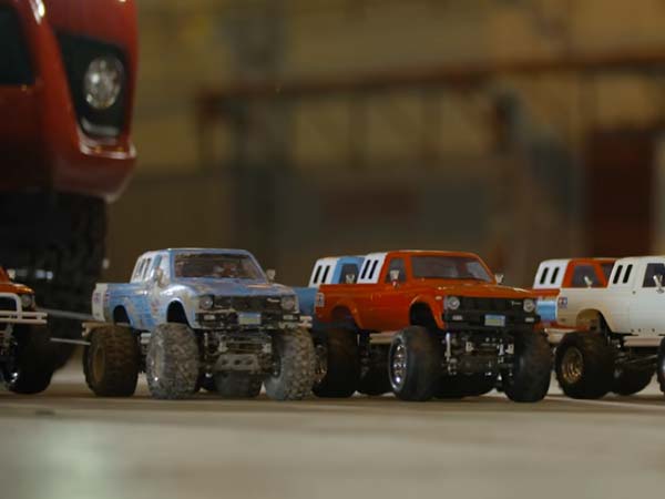 டொயோட்டா எஸ்யுவி காரை கட்டியிழுத்த மினியேச்சர் கார்கள் 