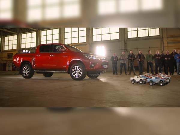 டொயோட்டா எஸ்யுவி காரை கட்டியிழுத்த மினியேச்சர் கார்கள் 