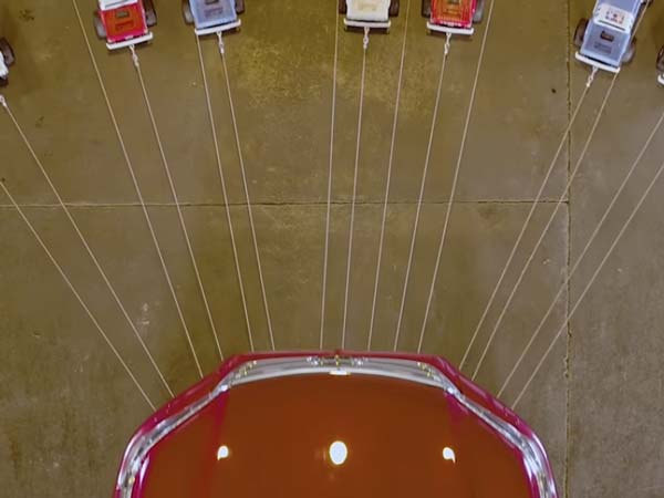 டொயோட்டா எஸ்யுவி காரை கட்டியிழுத்த மினியேச்சர் கார்கள் 