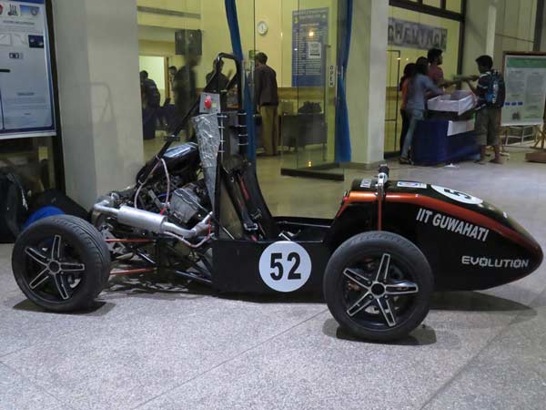 ஐ.ஐ.டி மாணவர்கள் உருவாக்கிய இந்தியாவின் முதல் ரேஸிங் கார்!