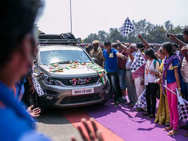 கோவையிலிருந்து லண்டனுக்கு காரில் சாகசப் பயணத்தை துவங்கிய பெண்கள்!