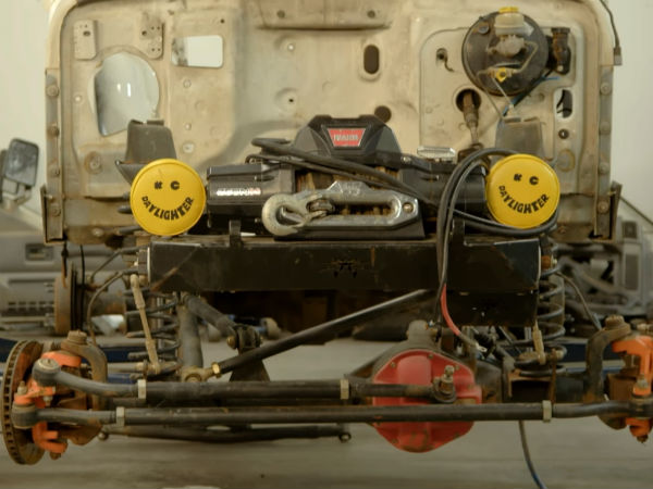 நீருக்கு அடியில் ஜீப்பை செலுத்தி சாகசம் !!