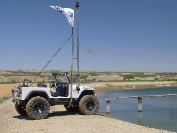 நீருக்கு அடியில் ஜீப்பை செலுத்தி சாகசம் !!