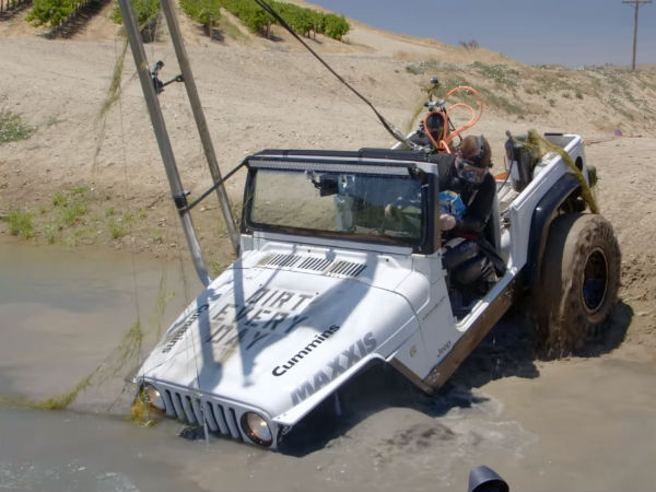 நீருக்கு அடியில் ஜீப்பை செலுத்தி சாகசம் !!