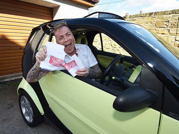  32 முயற்சிகளுக்கு பிறகு கார் உரிமம் பெற்ற சாதனை நபர்