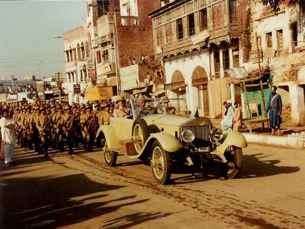 இந்தியாவில் குப்பை அள்ளிய ரோல்ஸ் ராய்ஸ்!