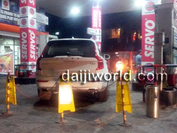 வால்வோ சொகுசு காரில் பெட்ரோலுக்கு பதில் டீசல் நிரப்பிய பங்க் ஊழியர்!