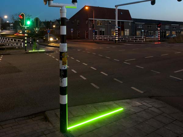 ஸ்மார்ட்போன்களில் மூழ்கியவாரே சிக்னலை கடப்பவரா நீங்கள்?