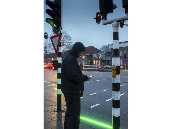 ஸ்மார்ட்போன்களில் மூழ்கியவாரே சிக்னலை கடப்பவரா நீங்கள்?